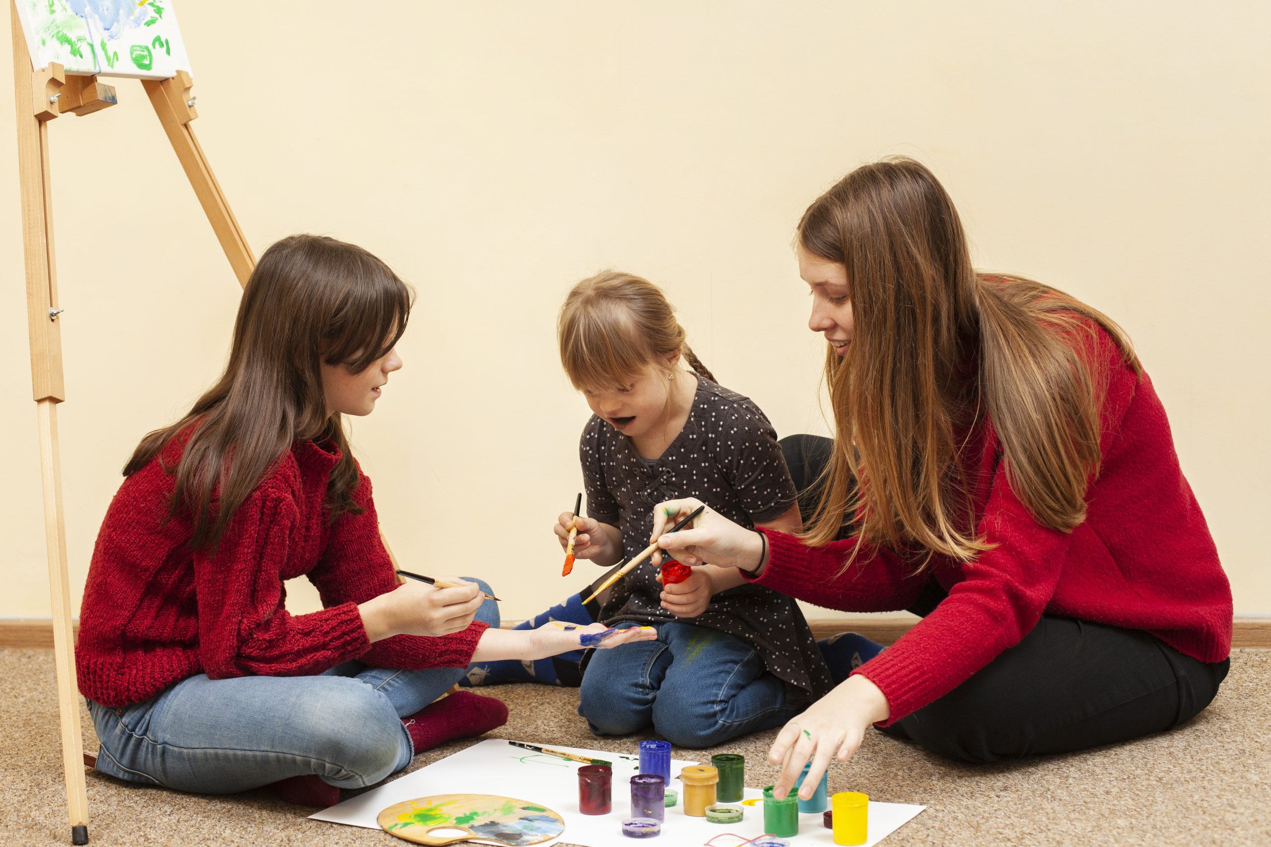 girl-with-down-syndrome-painting-with-colors-scaled girl-with-down-syndrome-painting-with-colors-scaled